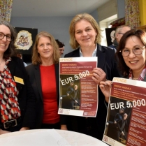 Nicole Kreja, Katrin Lowitz, Kathrin Dassel und Ho-Hyung Clara Cho-Schmidt bei der Scheckübergabe