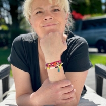 Die Autorin Nele Neuhaus mit Schutzengel-Armband