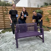 Gemeinsames Arbeiten and den Gartenmöbeln