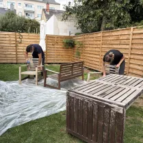 Gemeinsames Arbeiten and den Gartenmöbeln