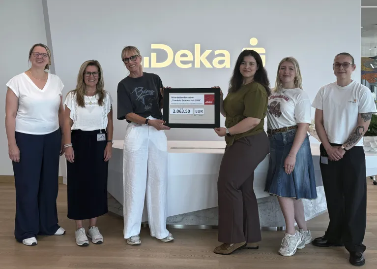 Foto von der Spendenübergabe bei der Deka-Bank