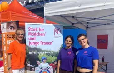 Der Stand von FeM beim Heimspiel von Frankfurt Galaxy mit drei Mitarbeiter*innen